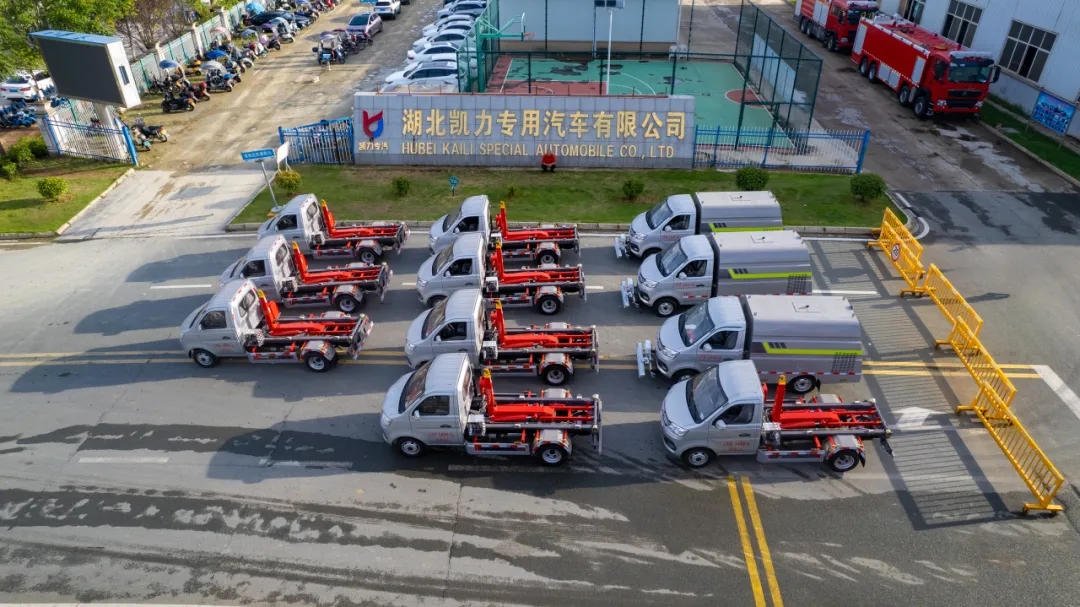 【批量發(fā)車】凱力風(fēng)洗掃車勾臂式垃圾車批量發(fā)車！